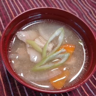 味噌ラーメンスープで！しょうが入り具だくさん豚汁♪